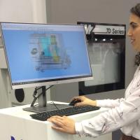 Ainhoa ​​de la Iglesia, Directrice d'Application chez CMZ, manipule le logiciel ESPRIT CAM